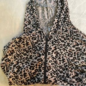 🐰🐑🐩So so soft!! Coat baby leopard size large